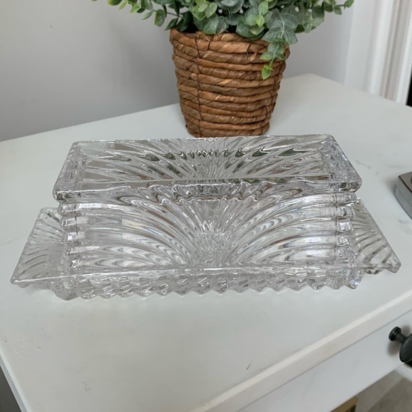 White Crystal Butter Dish With A lid - Picture 1 of 6